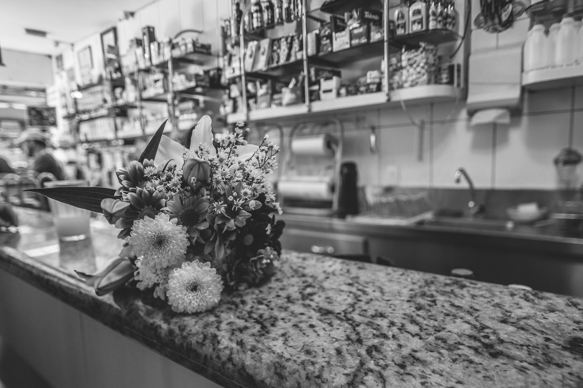 Buquê de noiva na bancada da pizzaria Don Bosco em Brasilia. Fotografia pelo fotógrafo de casamento Rafael Ohana