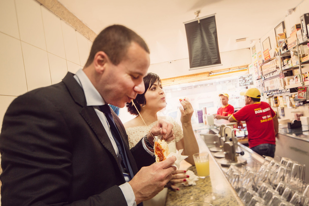 Casal vintage comendo na pizzaria Don Bosco em Brasilia. Fotografia pelo fotógrafo de casamento Rafael Ohana
