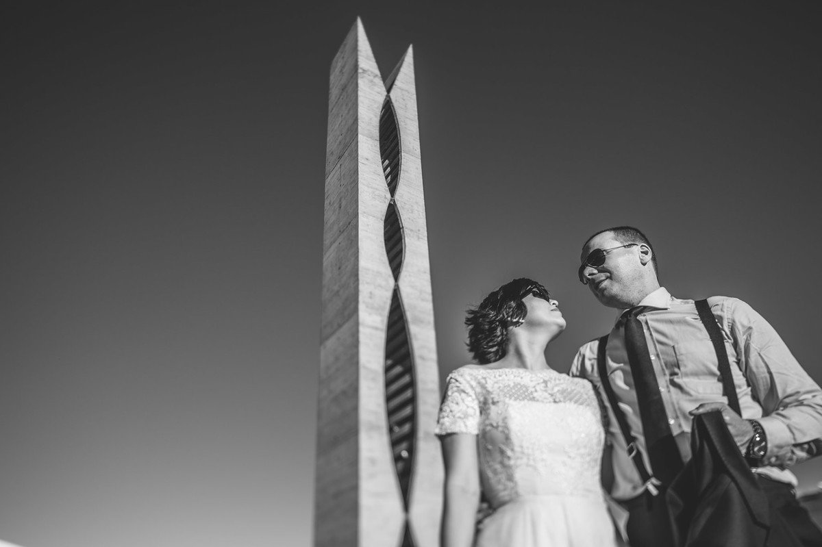Casal vintage posando perto do pombal na esplanada dos ministerios em Brasilia. Fotografia pelo fotógrafo de casamento Rafael Ohana