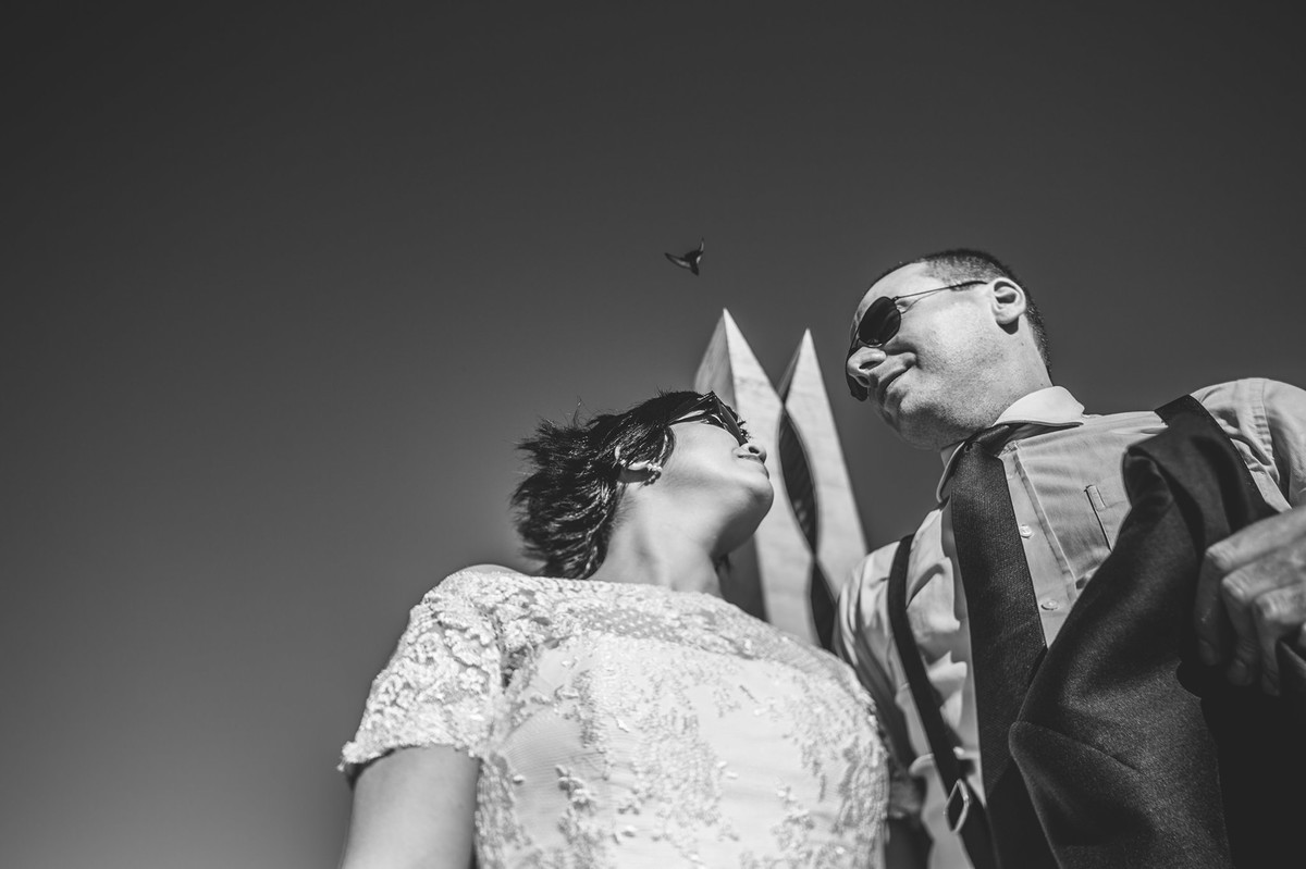 Casal Vintage posando perto do pombal na esplanada dos ministerios em Brasilia.Fotografia pelo fotógrafo de casamento Rafael Ohana