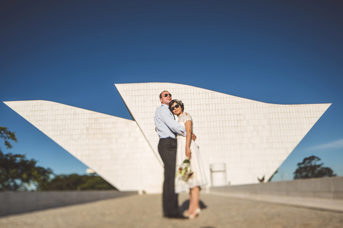Casal Vintage posando perto do Panteão da Pátria em Brasilia. Fotografia pelo fotógrafo de casamento Rafael Ohana