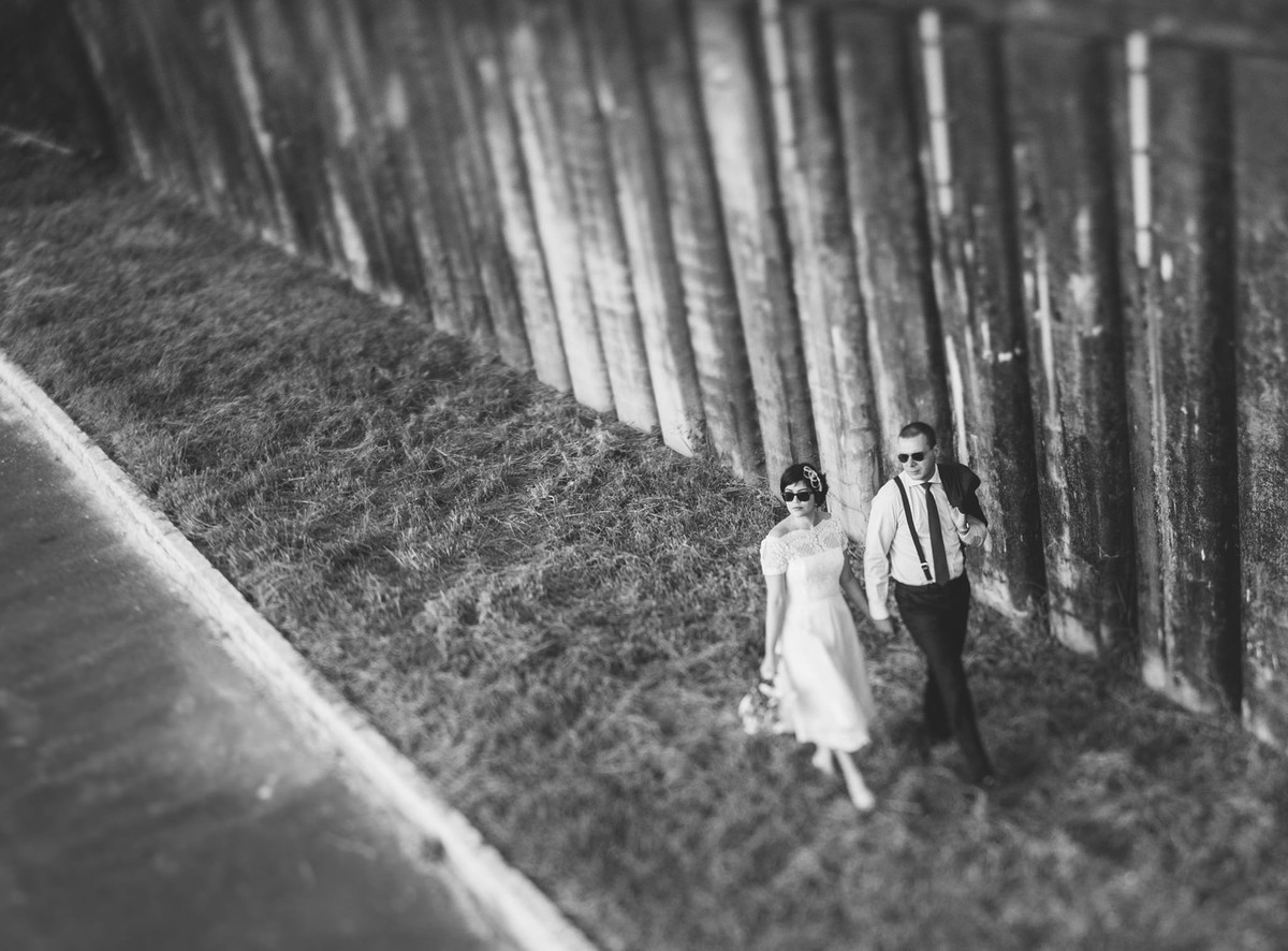 casal vintage caminhando