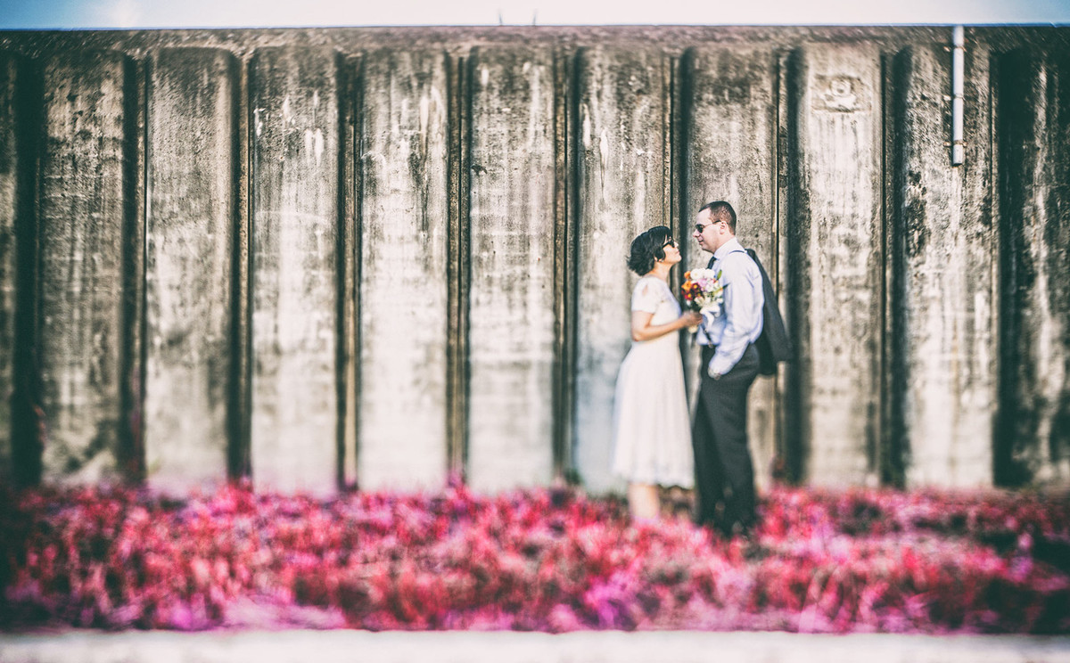 Casal vintage se olhando com flores rosas no chão. Fotografia pelo fotógrafo de casamento Rafael Ohana