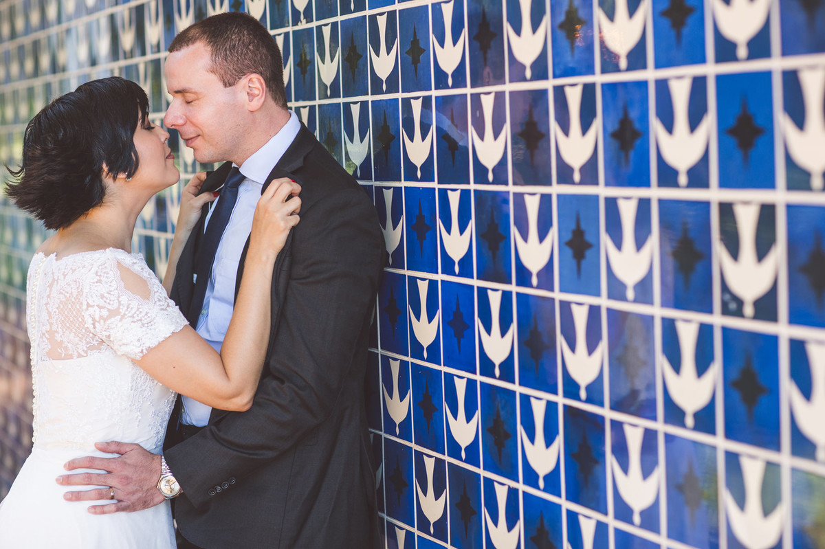 Casal vintage posando com azulejos Athos Bulcão na igrejinha da 307 sul em Brasilia. Fotografia pelo fotógrafo de casamento Rafael Ohana