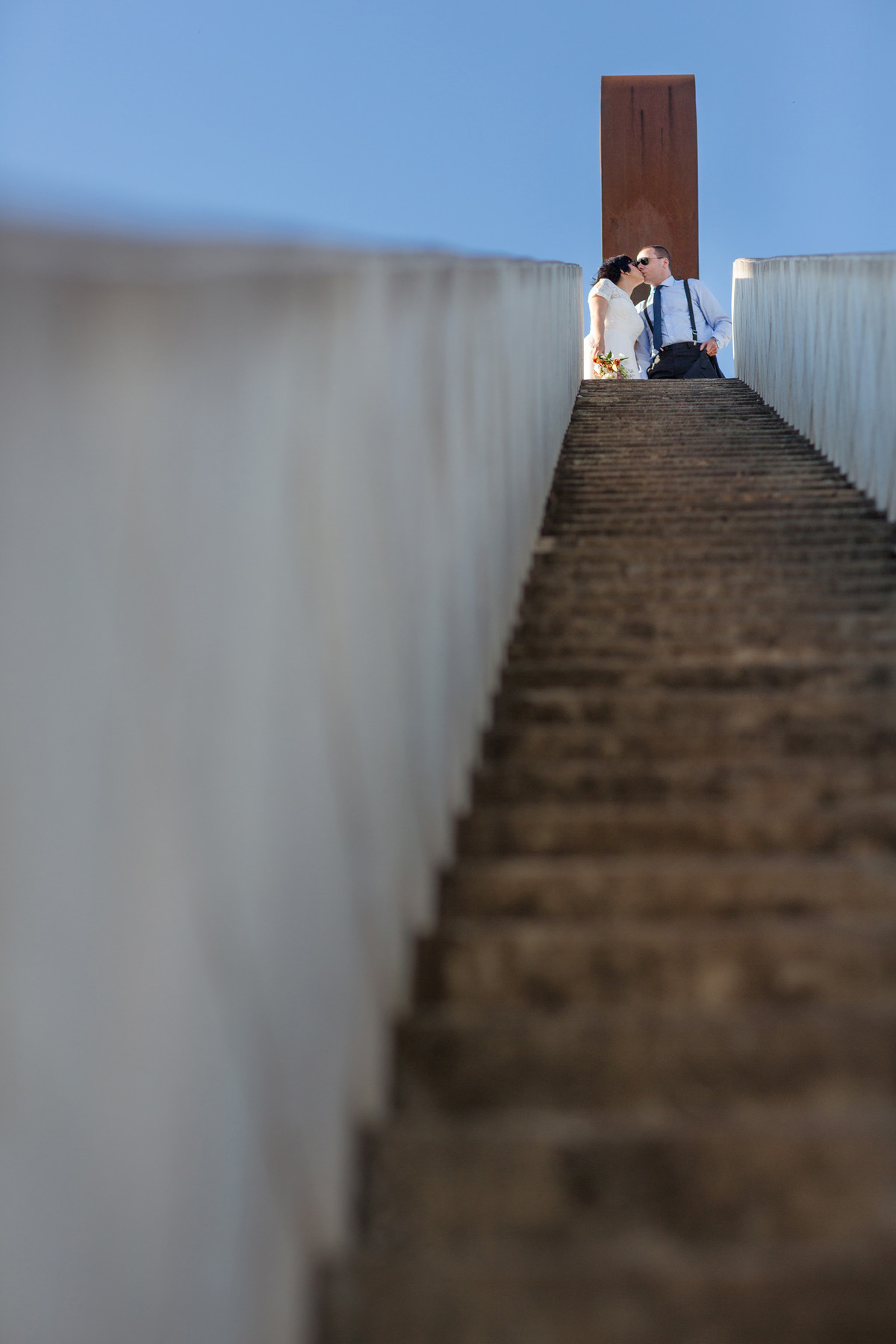 Casal se beijando em cima da escadaria. Fotografia pelo fotógrafo de casamento Rafael Ohana