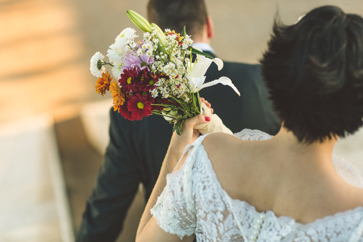 Casal vintage descendo escadaria. Fotografia pelo fotógrafo de casamento Rafael Ohana