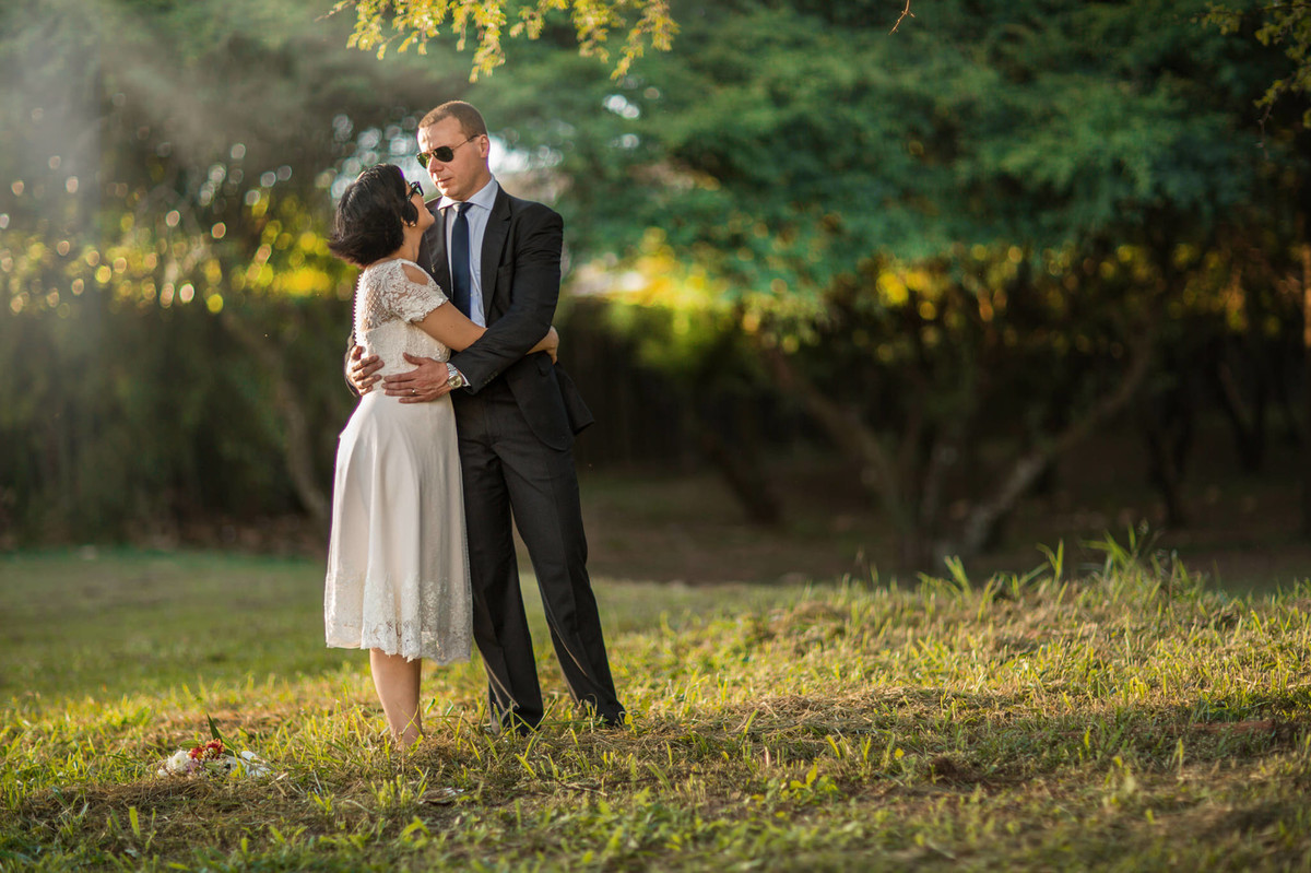 Casal se abraçando no ensaio Day After. Fotografia pelo fotógrafo de casamento Rafael Ohana