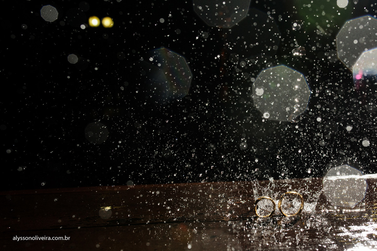 foto de aliança com agua, Alysson Oliveira Fotografo de Casamento no Brasil, Fotografo de Casamento, Fotografo de Casamento no triangulo mineiro, Fotografo de Casamento Em Uberaba, Aliança de Casamento, Buque de noiva, buque de Daminha, Casa