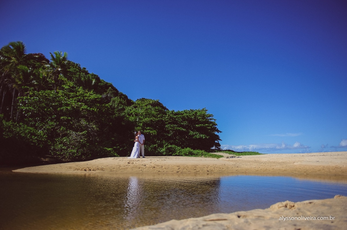 Trash the dress, Trash the dress na Praia do Espelho, Trahs the dress na Bahia, Talita e thiago, Alysson Oliveira, Ensaio de noivos na Praia, Ensaio de noivos na Praia do Espelho, Vestido de casamento, Sujo, Vestida de noiva na praia, Fotografia de casame