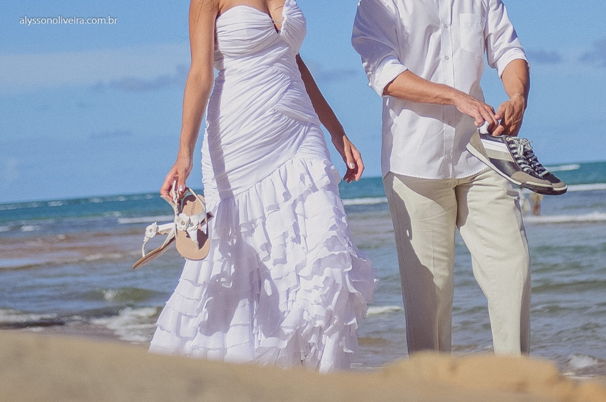Trash the dress, Trash the dress na Praia do Espelho, Trahs the dress na Bahia, Talita e thiago, Alysson Oliveira, Ensaio de noivos na Praia, Ensaio de noivos na Praia do Espelho, Vestido de casamento, Sujo, Vestida de noiva na praia, Fotografia de casame