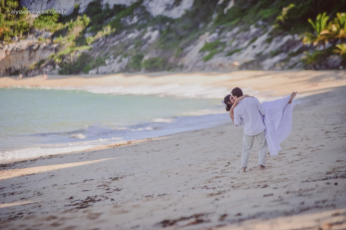 Trash the dress, Trash the dress na Praia do Espelho, Trahs the dress na Bahia, Talita e thiago, Alysson Oliveira, Ensaio de noivos na Praia, Ensaio de noivos na Praia do Espelho, Vestido de casamento, Sujo, Vestida de noiva na praia, Fotografia de casame