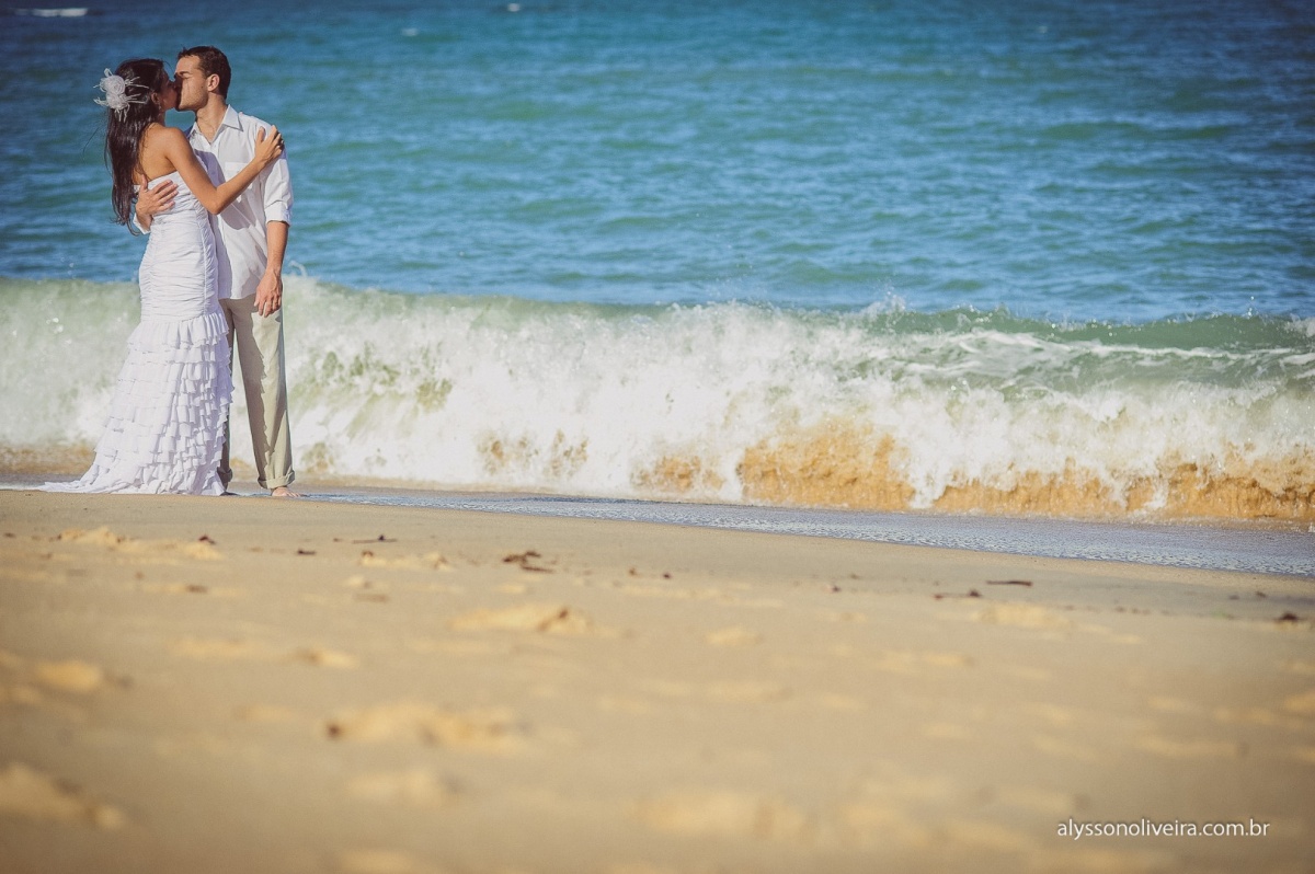 Trash the dress, Trash the dress na Praia do Espelho, Trahs the dress na Bahia, Talita e thiago, Alysson Oliveira, Ensaio de noivos na Praia, Ensaio de noivos na Praia do Espelho, Vestido de casamento, Sujo, Vestida de noiva na praia, Fotografia de casame