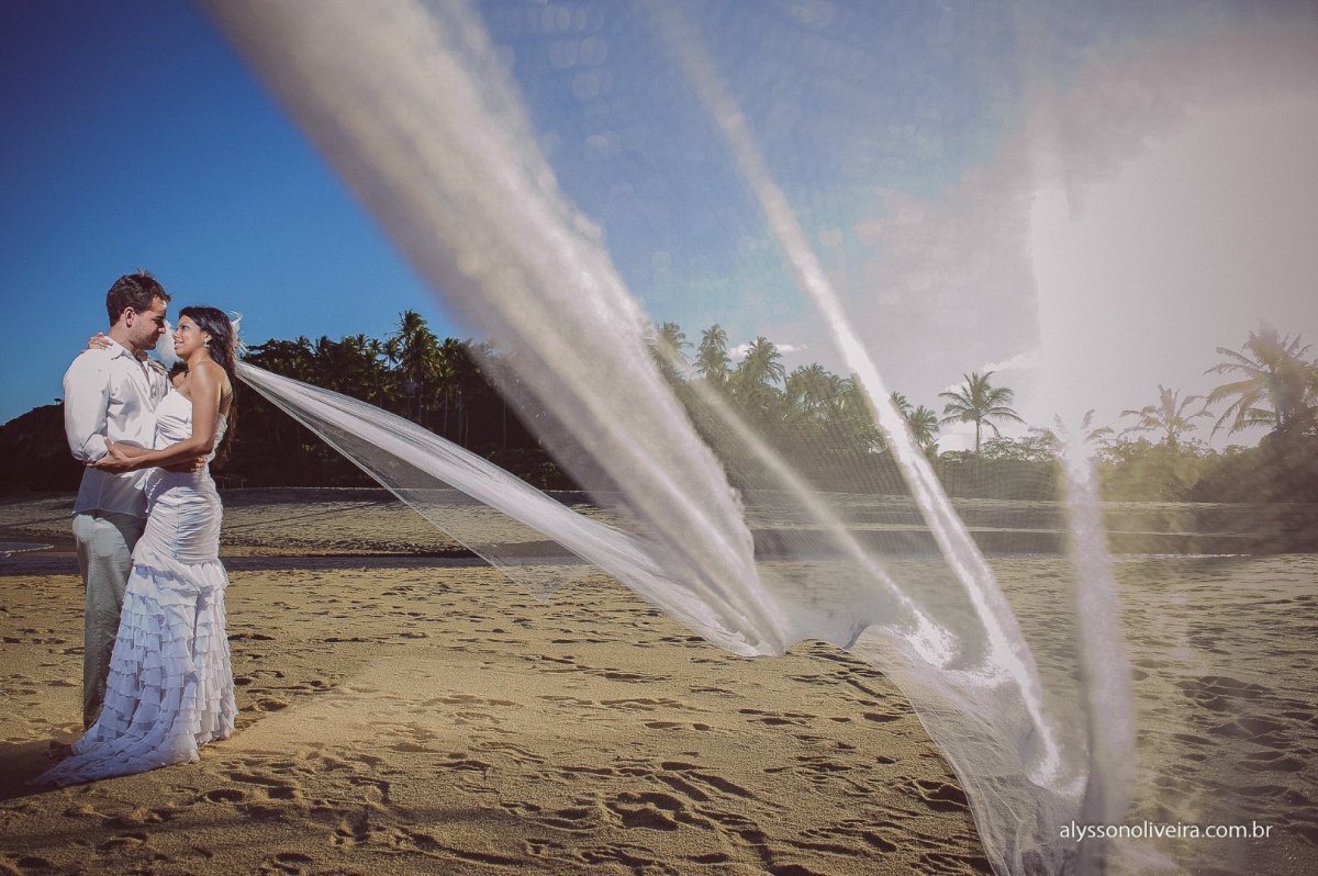 Trash the dress, Trash the dress na Praia do Espelho, Trahs the dress na Bahia, Talita e thiago, Alysson Oliveira, Ensaio de noivos na Praia, Ensaio de noivos na Praia do Espelho, Vestido de casamento, Sujo, Vestida de noiva na praia, Fotografia de casame