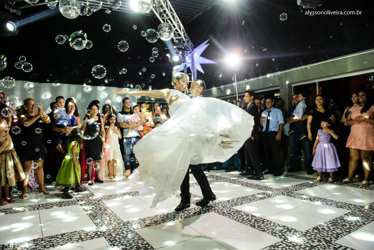 Alysson Oliveira Fotografo de Casamentos, Alysson Oliveira, Inspiration, Fotografo, fotos criativas, Casamento de Josiane e Carlos Eduardo, festa de casamento, dança na recepção, noivos na pista