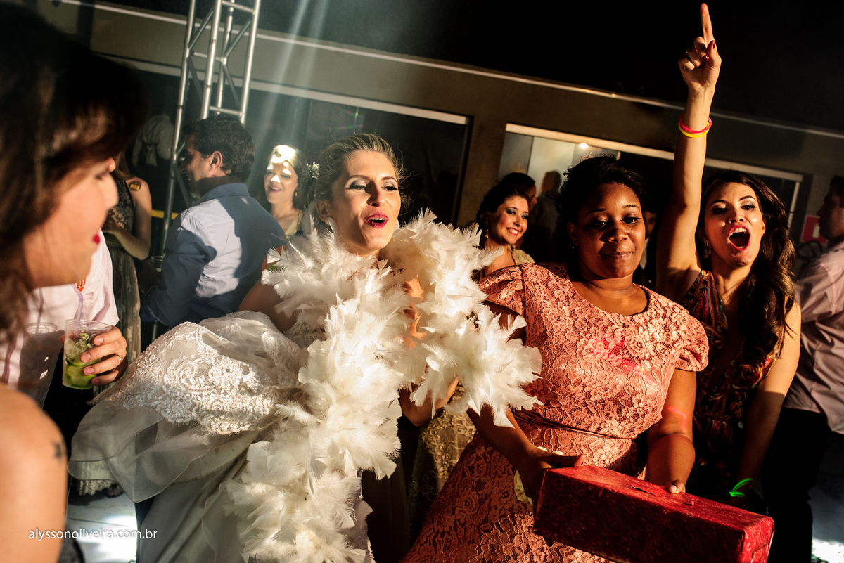 Alysson Oliveira Fotografo de Casamentos, Alysson Oliveira, Inspiration, Fotografo, fotos criativas, Casamento de Josiane e Carlos Eduardo, festa de casamento, dança na recepção, convidado na pista