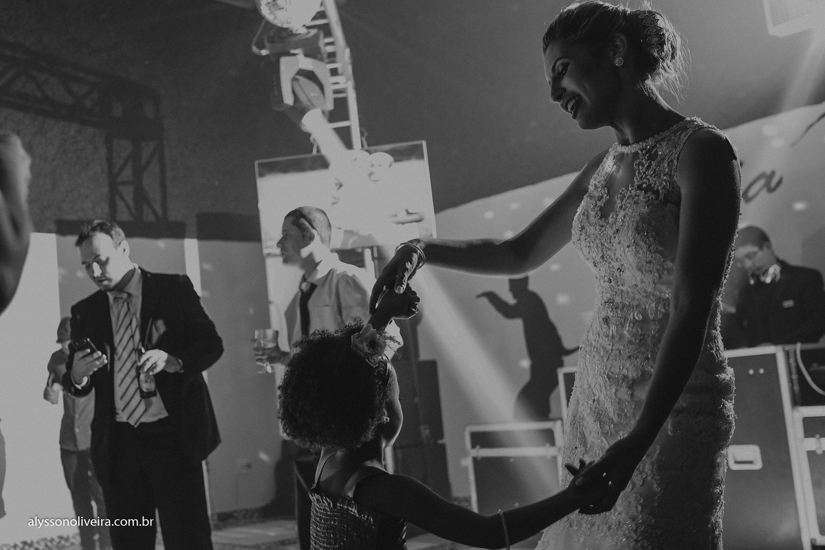 Alysson Oliveira Fotografo de Casamentos, Alysson Oliveira, Inspiration, Fotografo, fotos criativas, Casamento de Josiane e Carlos Eduardo, festa de casamento, dança na recepção, convidado na pista