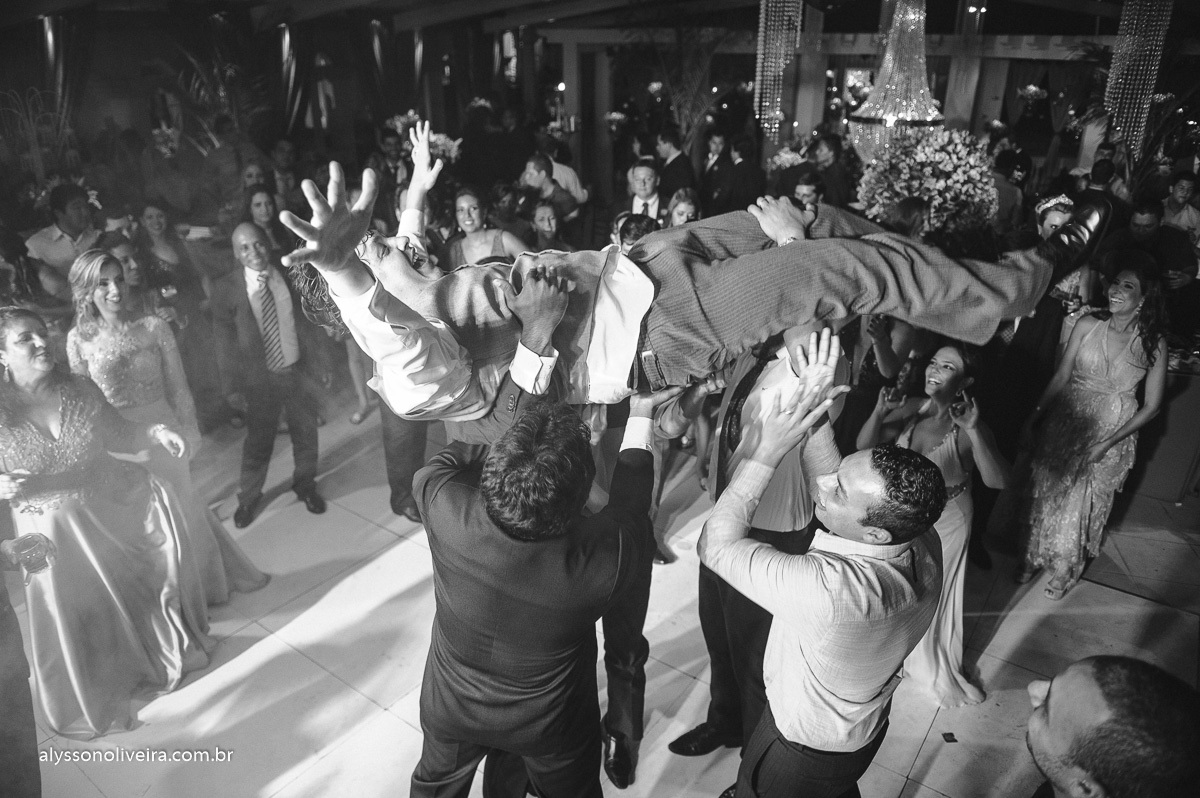 casamento divertido, banda em casamento, projeto ao cubo, criança dançando em casamento, festa animada, Enzo e Daniel,Fogos no casamento, queima de fogos, Véu de noiva, véu voando, vestido de noiva mais bonito, Casamento diferente, lindo casamento em Mina
