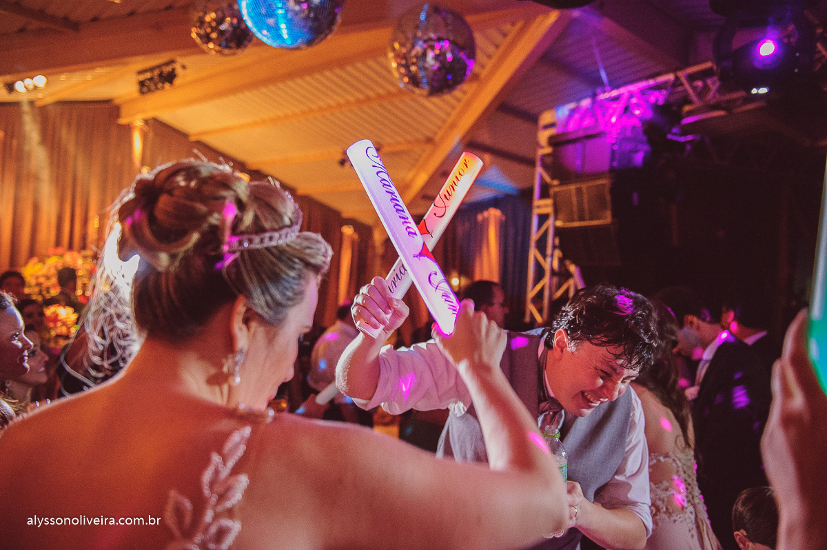 casamento divertido, banda em casamento, projeto ao cubo, criança dançando em casamento, festa animada, Enzo e Daniel,Fogos no casamento, queima de fogos, Véu de noiva, véu voando, vestido de noiva mais bonito, Casamento diferente, lindo casamento em Mina