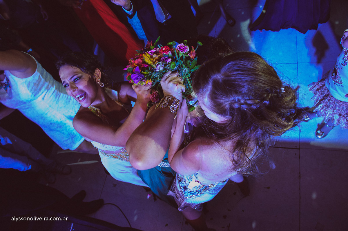 madrinhas pegando buquet, loucas pelo buque,Alysson Oliveira Fotografo de Casamento no Brasil, Fotografo de Casamento, Fotografo de Casamento no triangulo mineiro, Fotografo de Casamento em Uberaba, Aliança de Casamento, Buque de noiva, buque de Da