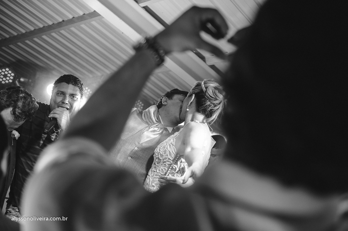 casamento divertido, banda em casamento, projeto ao cubo, criança dançando em casamento, festa animada, Enzo e Daniel,Fogos no casamento, queima de fogos, Véu de noiva, véu voando, vestido de noiva mais bonito, Casamento difere