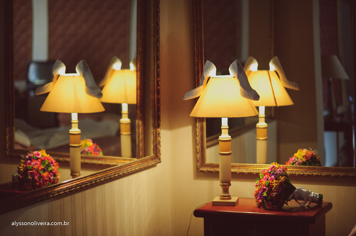 Sapato de noiva, buque de noiva, Alysson Oliveira Fotografo de Casamento no Brasil, Fotografo de Casamento, Fotografo de Casamento no triangulo mineiro, Fotografo de Casamento em Uberaba, Aliança de Casamento, Buque de noiva, buque de Daminha, Casa