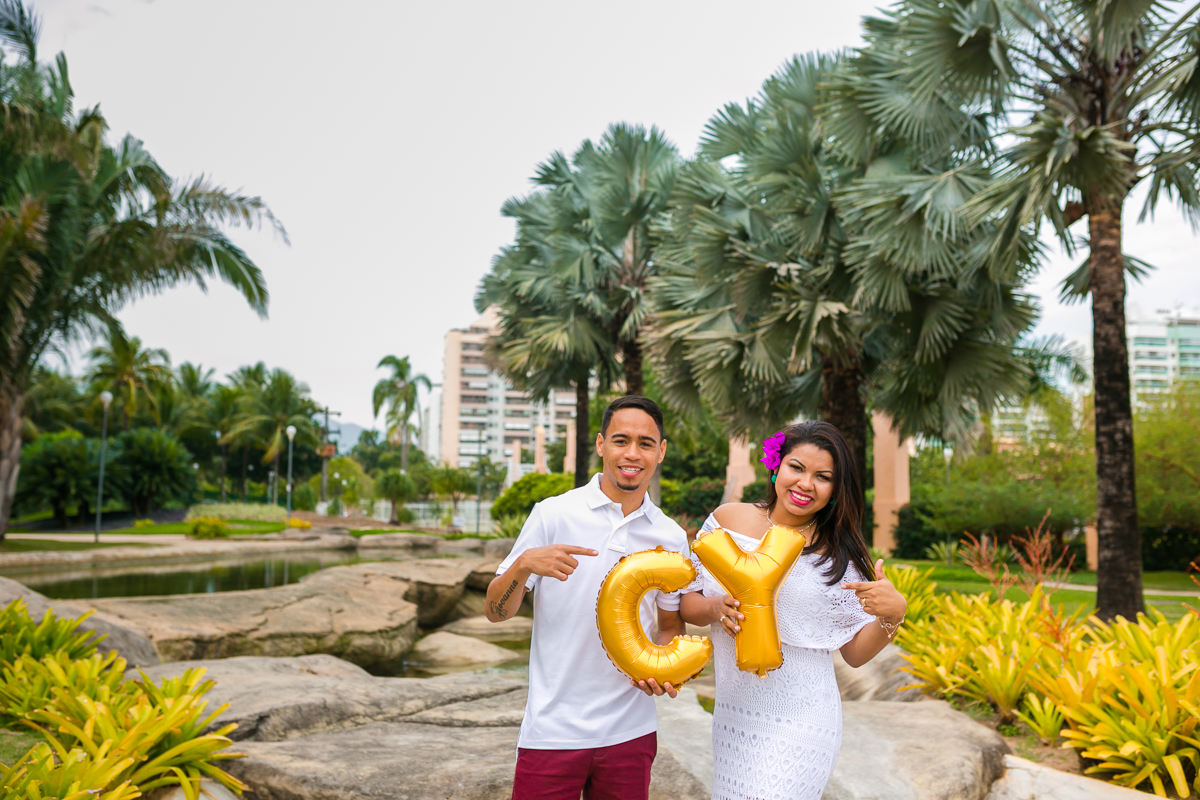 Fotografia pré wedding com letras iniciais douradas