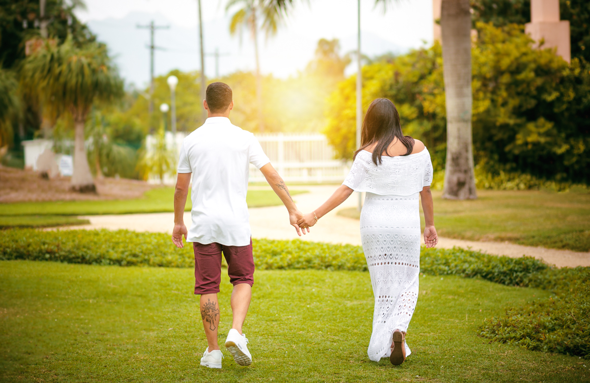 Ensaio Pré casamento casal caminhando na grama