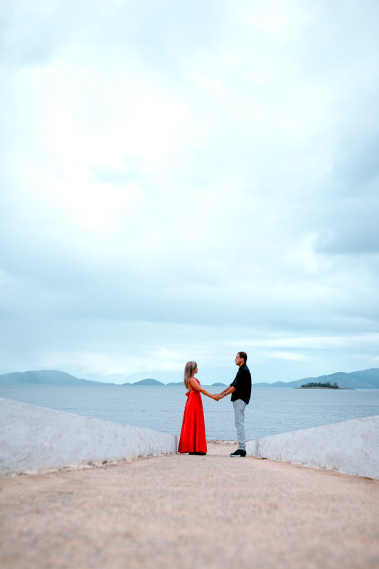 ensaio pré casamento casal de frente um pro outro