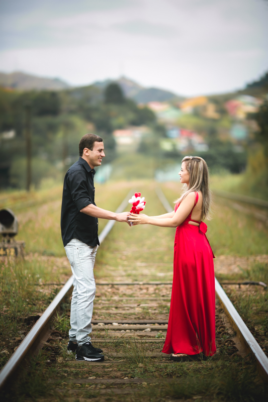 Ensaio Casal Romântico Linha do Trem com Buquê de coração