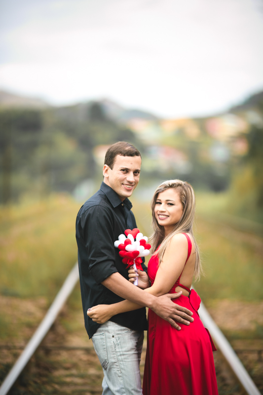 Casal Pré-Wedding com buquê de corações