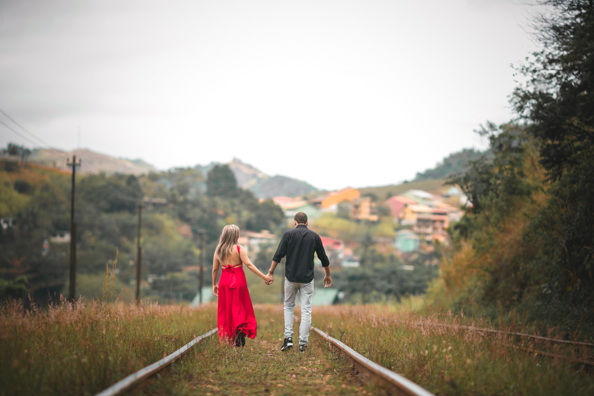 Ensaio Casal andando nos trilhos em Mangaratiba RJ