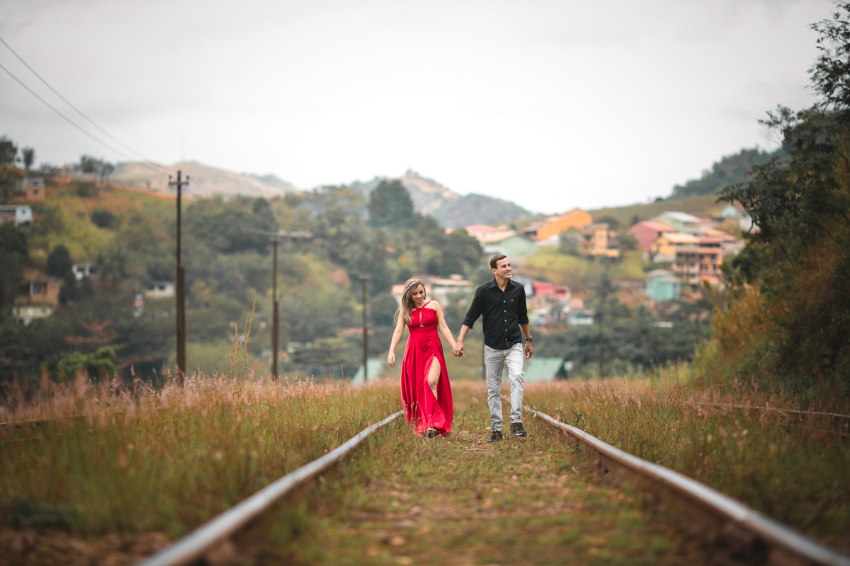 Ensaio Pré Wedding andando nos trilhos