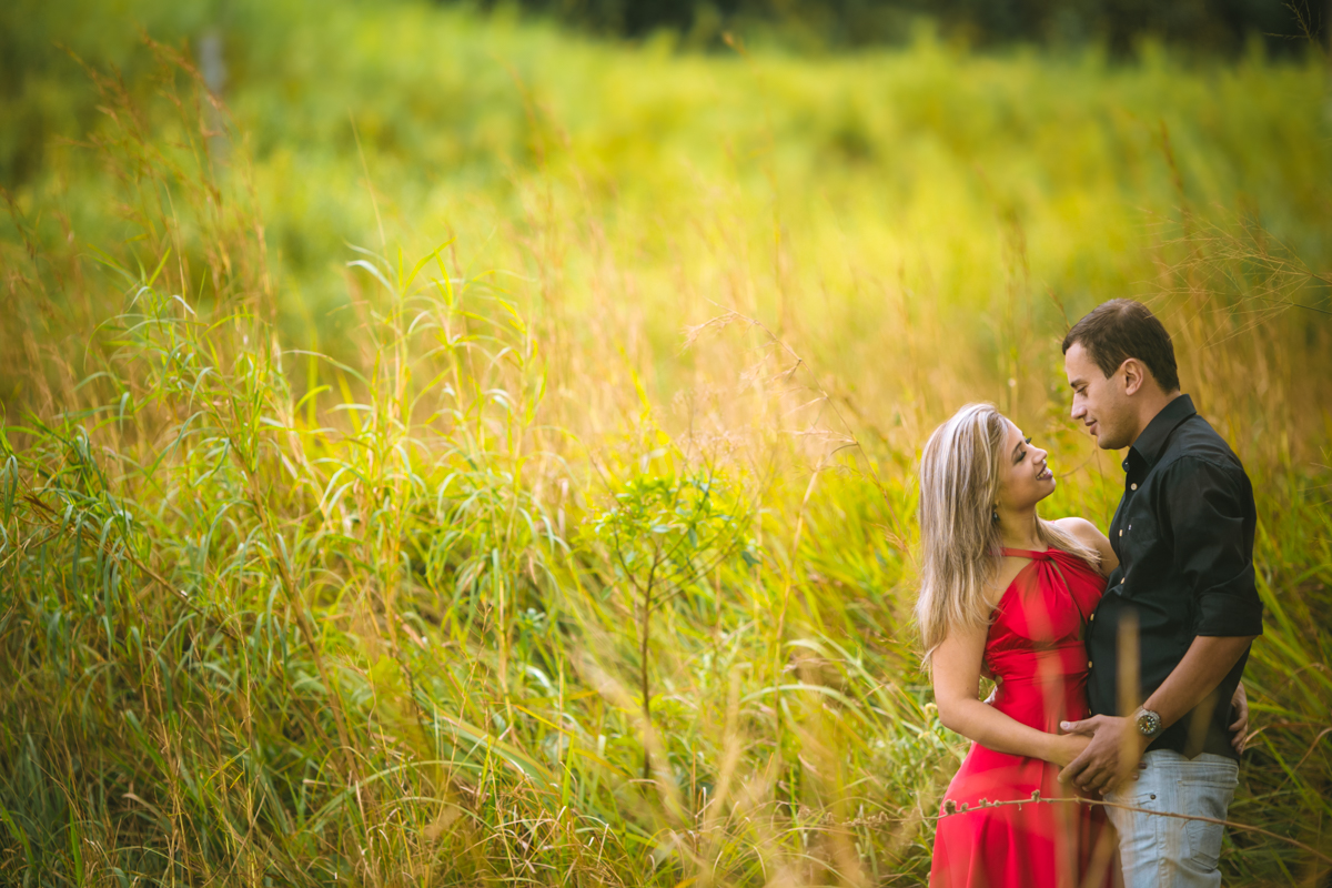 Ensaio dos noivos em ensaio pre casamento no campo