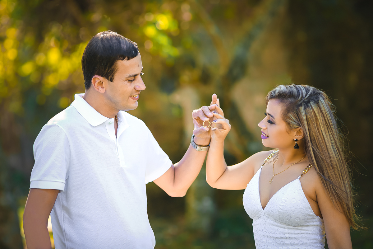 Ensaio Pré-wedding noivos encostando alianças