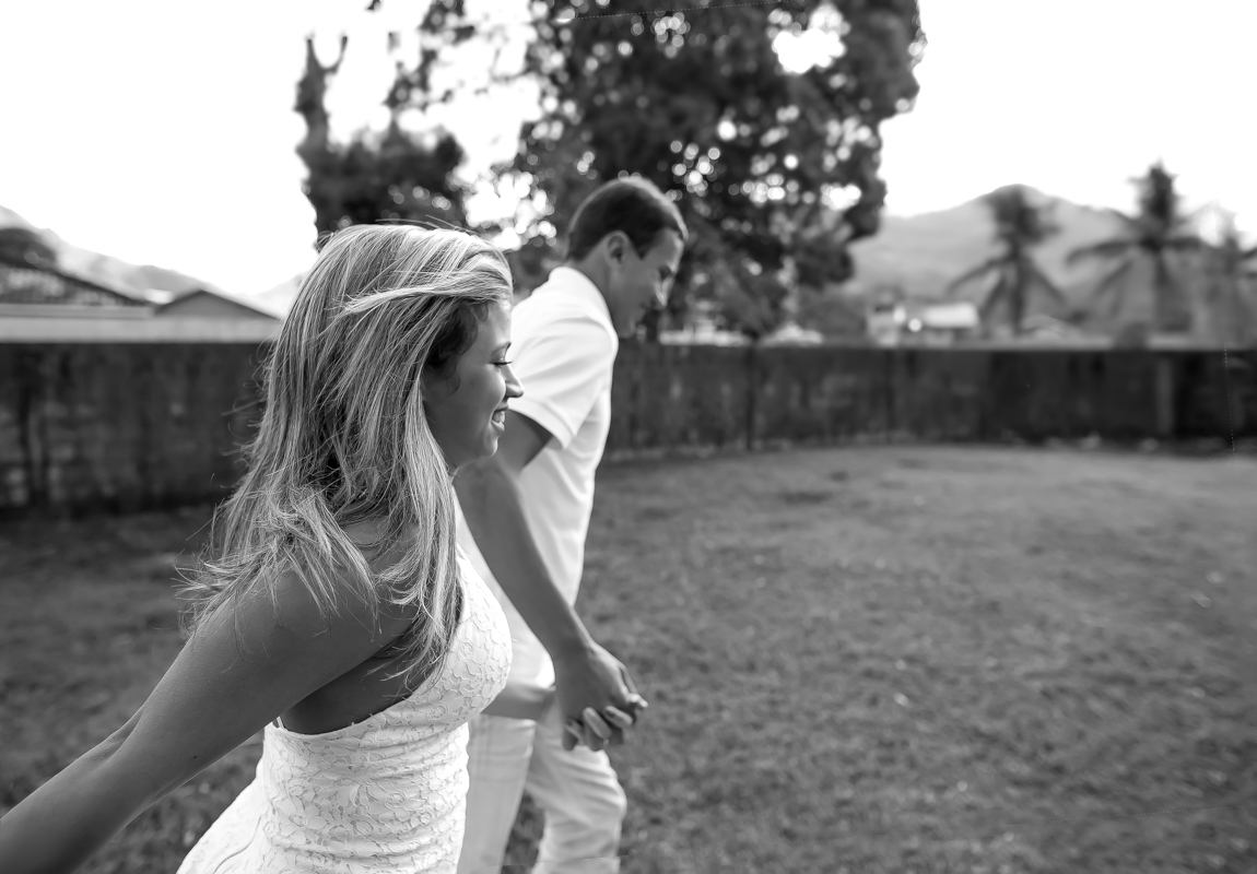 Ensaio Pré casamento noivos correndo Sahy