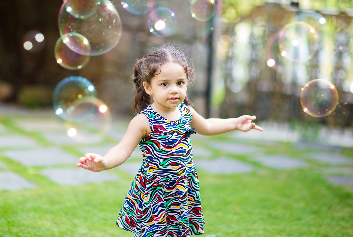 menina com Bolhas de sabão