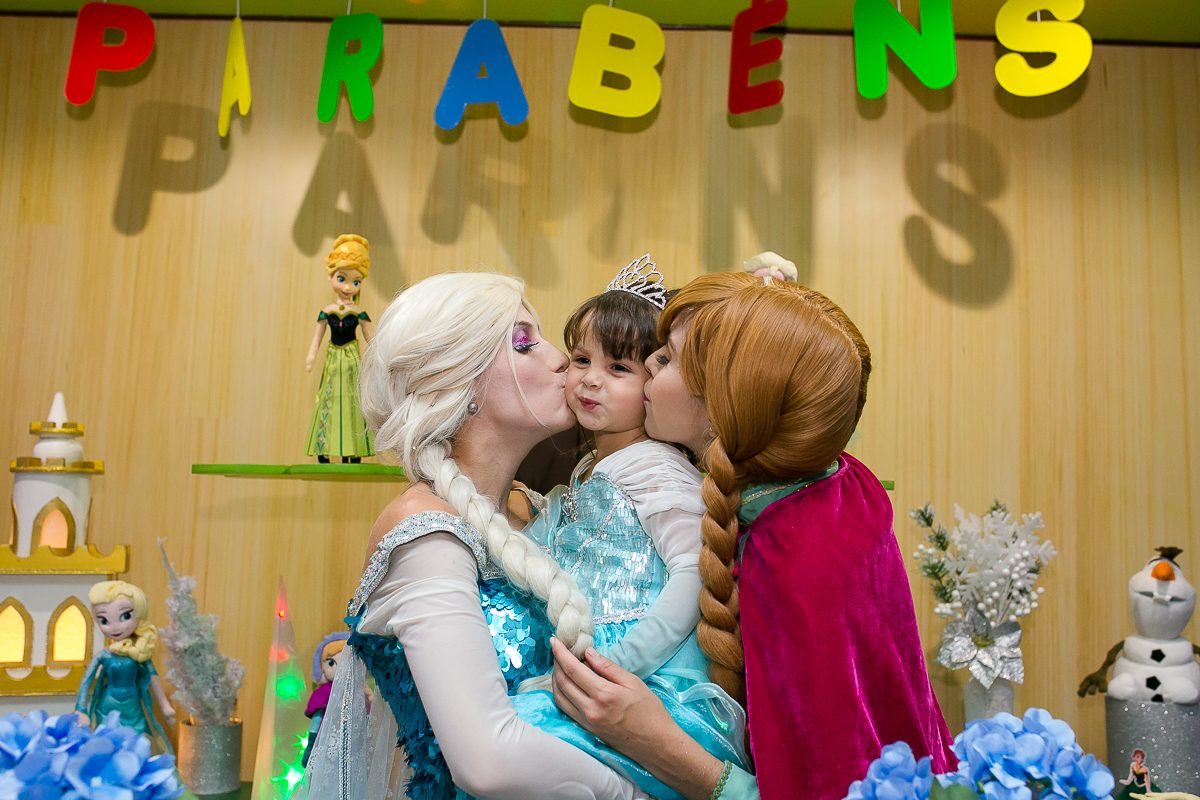 Beijo da Elsa e Ana