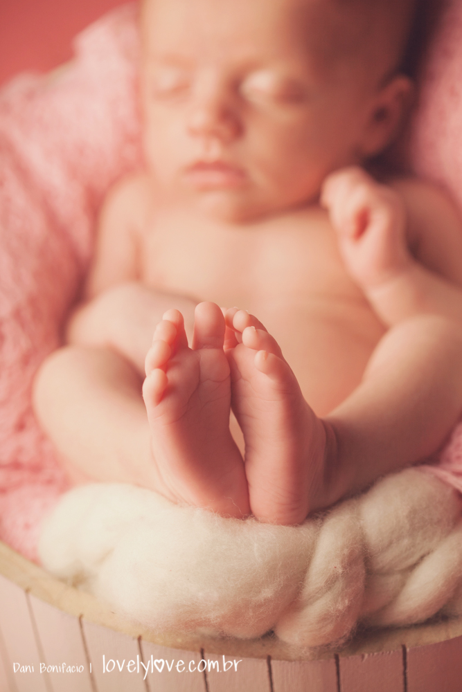 detalhes dos pes de bebe