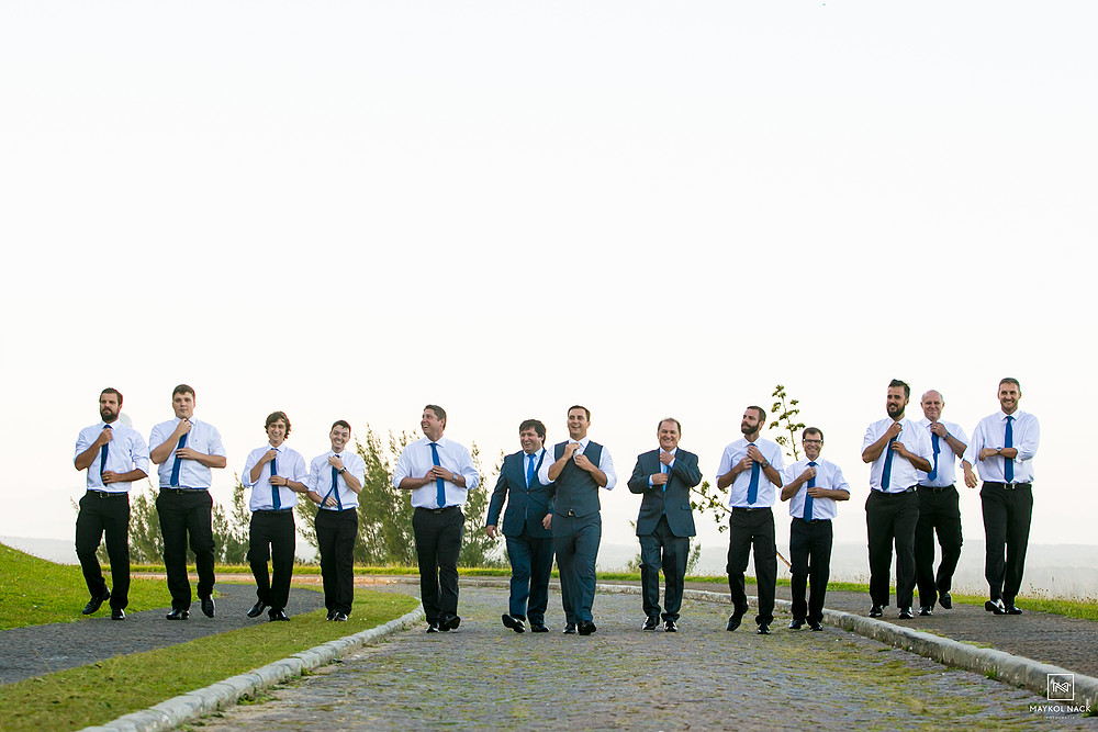 noivo e padrinhos de casamento