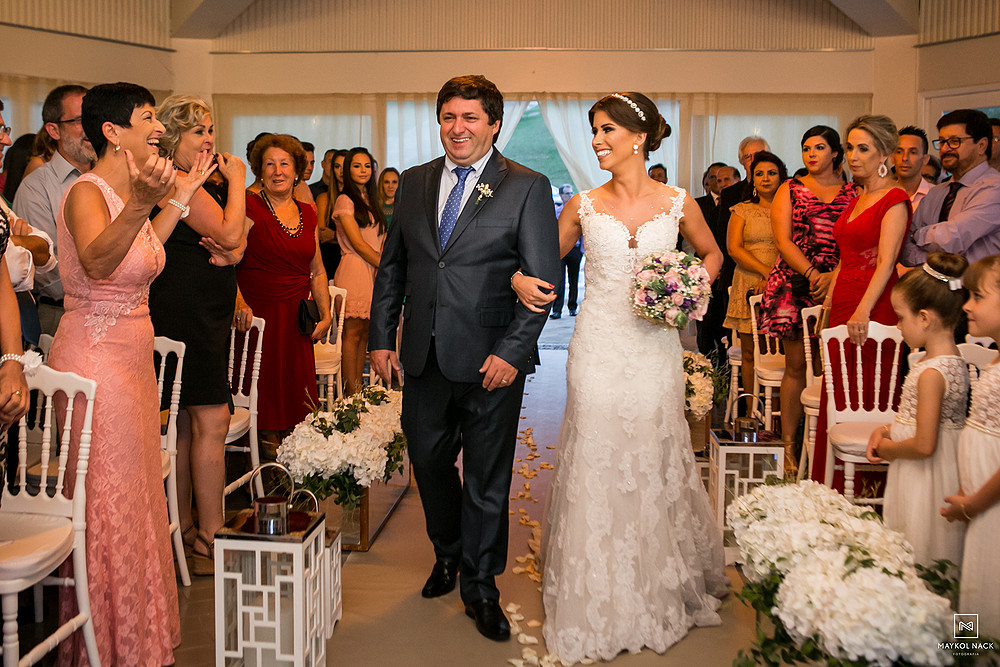 entrada da noiva casamento na praia