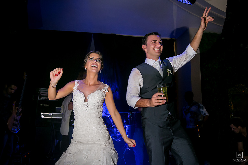 noivos em festa de casamento