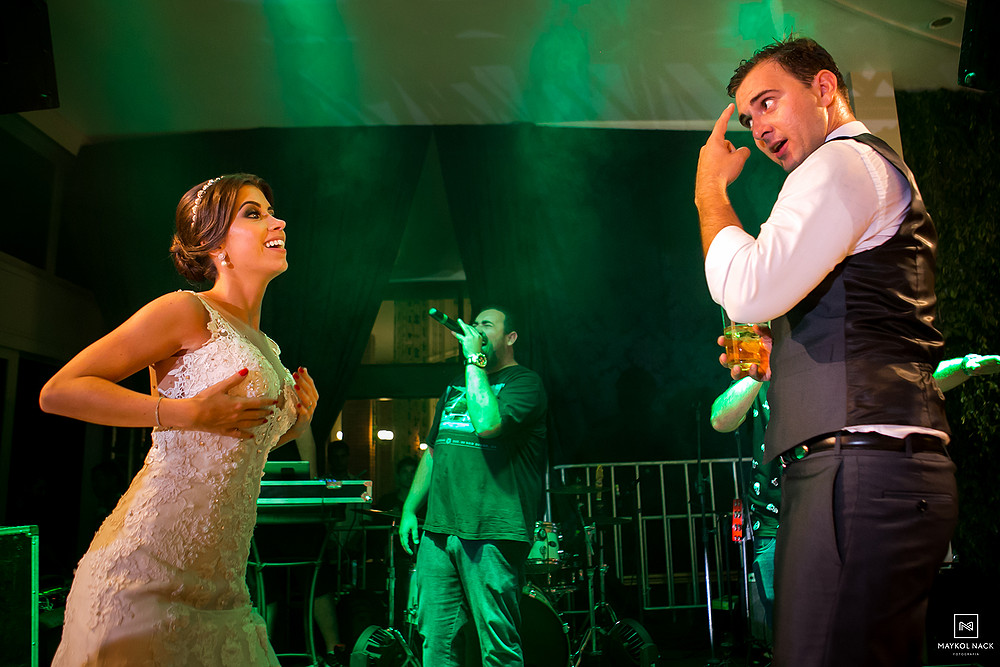 noivos no palco casamento