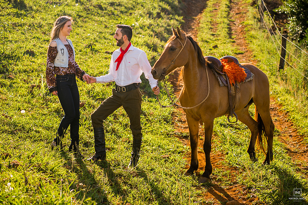 ensaio de casal com cavalos