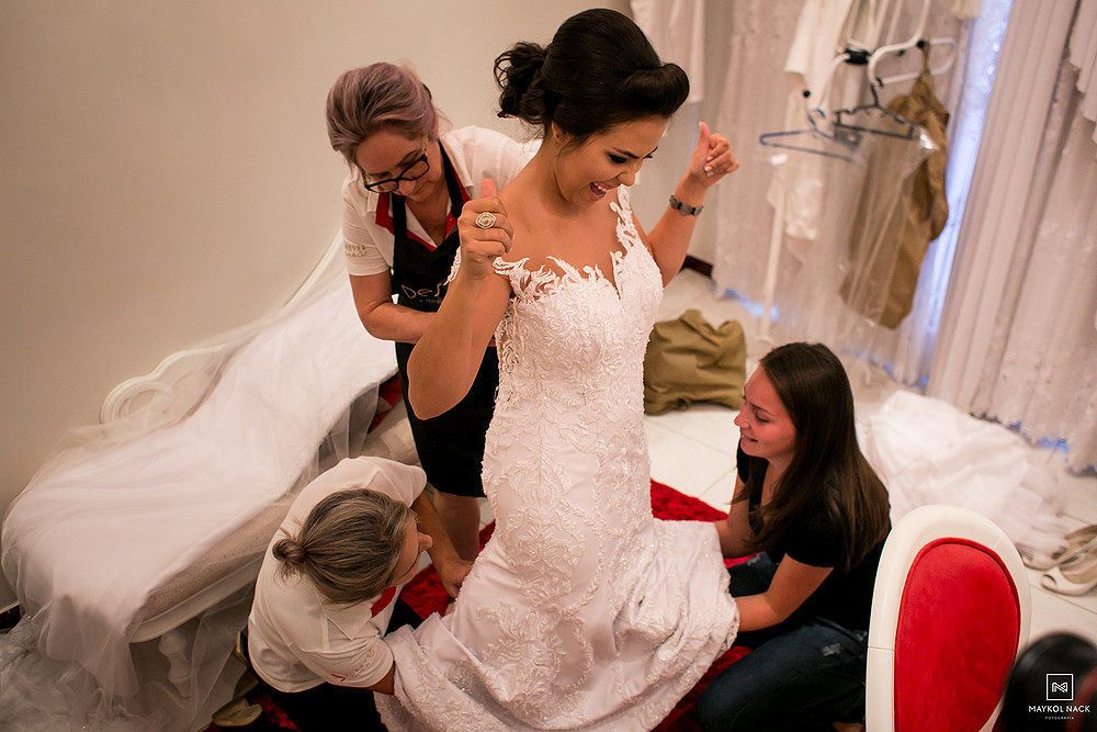 noiva colocando vestido