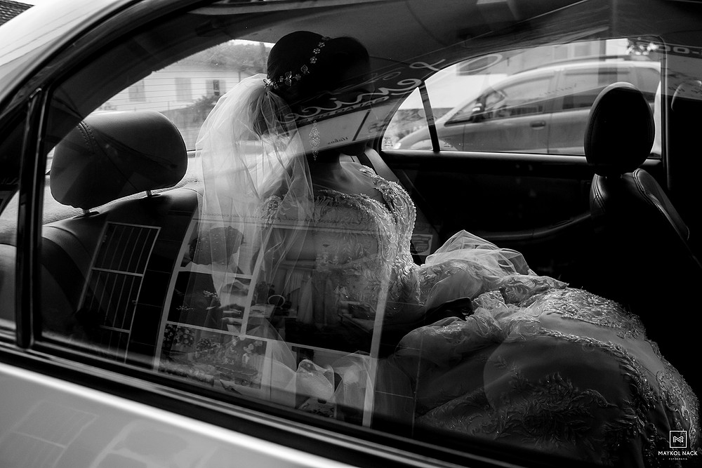 noiva no carro armazem