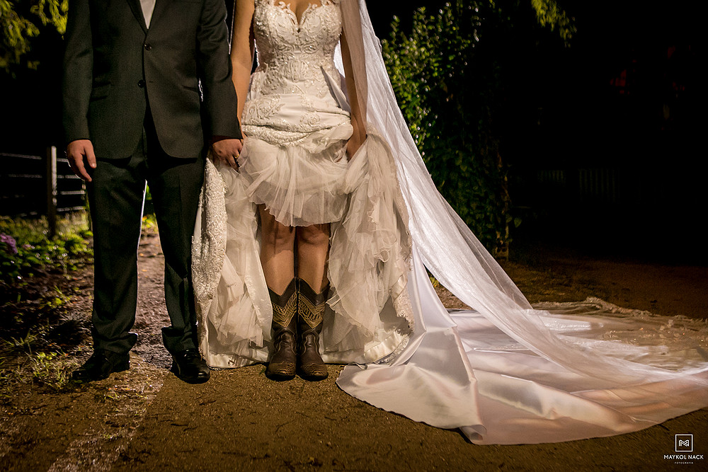noiva com botas casamento