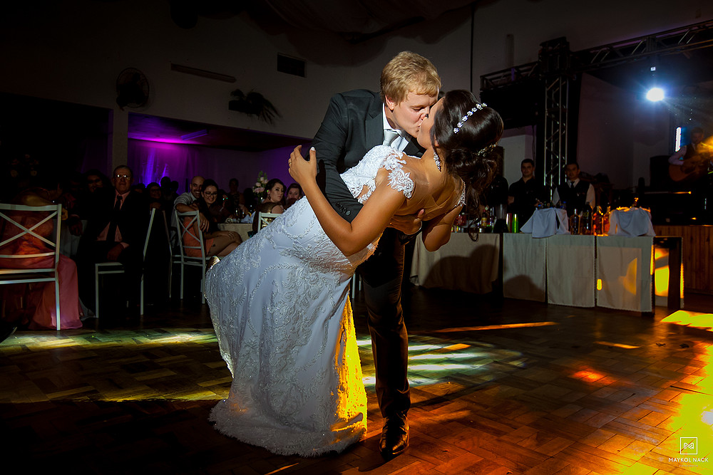 noivos dançando casamento