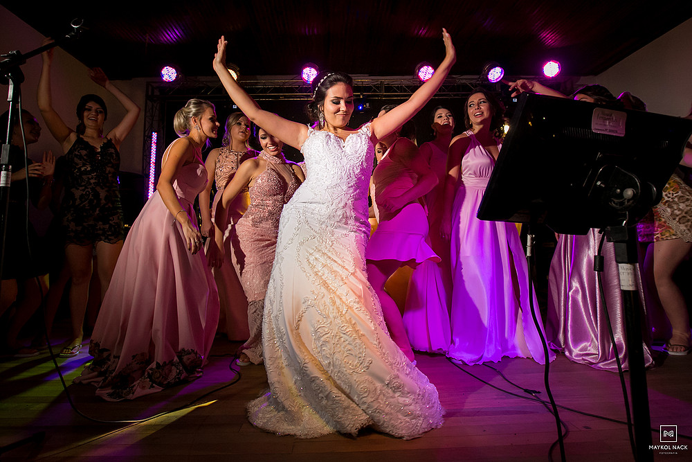 madrinhas no palco do casamento