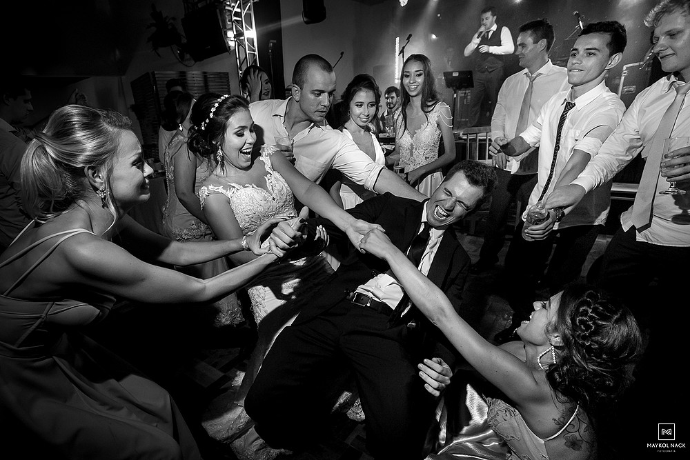 festa com os convidados do casamento