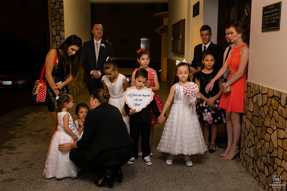 crianças em casamento em armazém